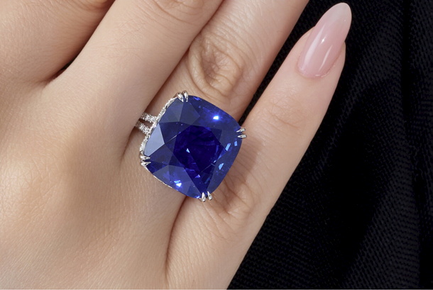 Permata Safir Kashmir dan Cincin Berlian Menghiasi Lelang Perhiasan Christie’s yang Mencapai $10,6 Juta