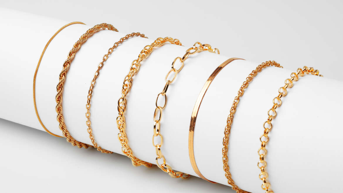Tips Styling Gelang Tangan Emas agar Tampilanmu Makin Elegan Tanpa Berlebihan